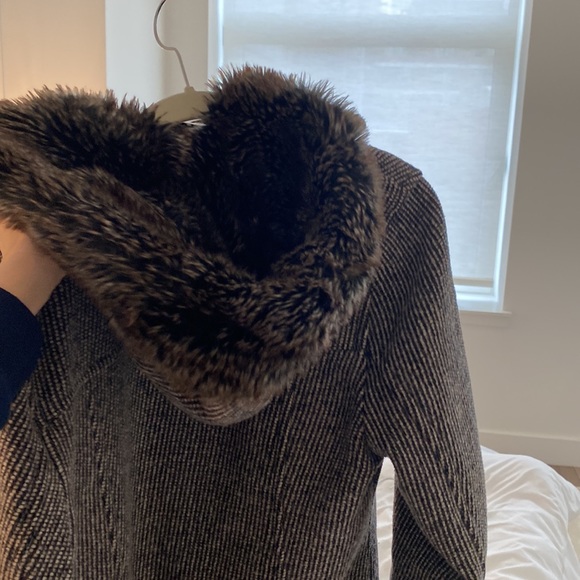 Women’s winter coat with fur hood - Picture 3 of 3